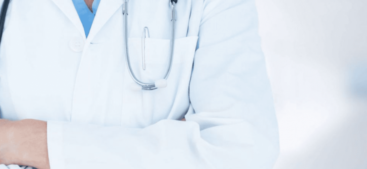 imagen de un medico profesional con bata blanca anunciando el curso responsable tecnico de productos sanitarios