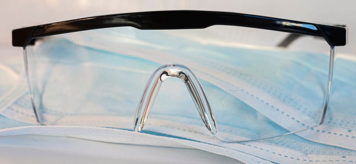imagen de unas gafas protectoras y una mascarilla higienica como tipos de epi protectores